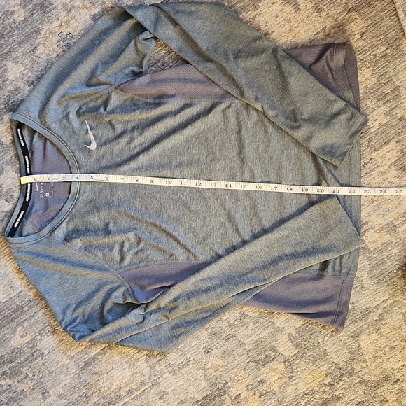 Women's Nike dri-fit long sleeve running shirt - Picture 4 of 6